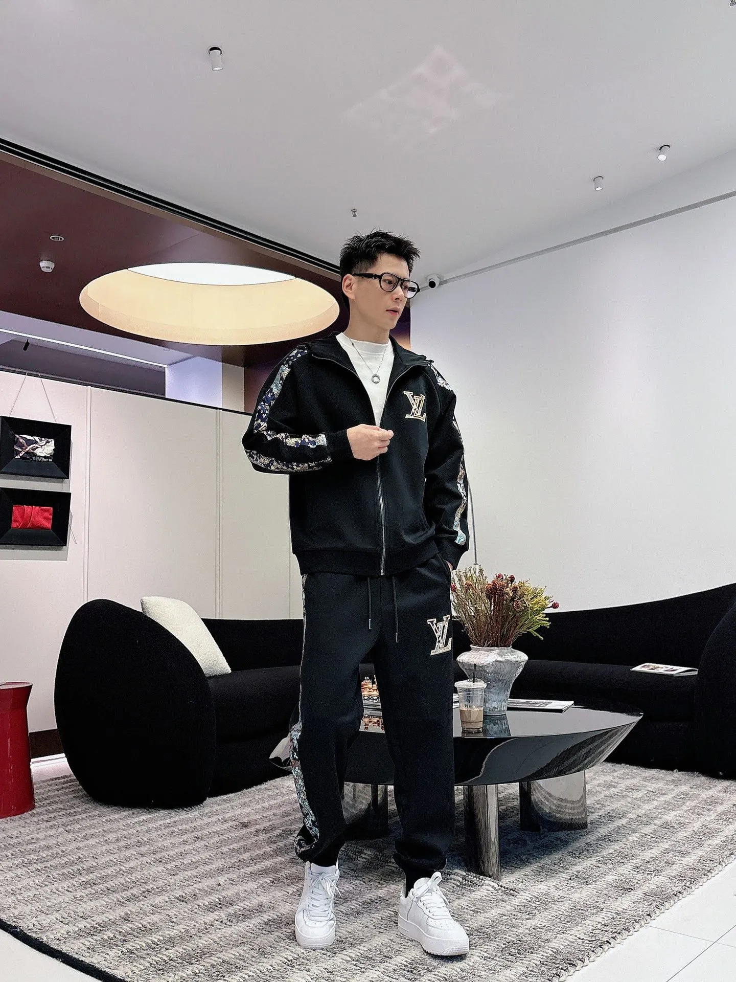 🅿️720 [LV Louis Vuitton] hot-selling suit is coming. Focus on the original version of the official website. 2025 new hot-selling cardigan and sweatshirt suit. The original order is the best. 🇭🇰The meticulous work of top designers. It has a fitting and perfect upper body effect. All-natural high-quality Tencel Roman cotton 100%, close-fitting comfort, noble and elegant! Original hardware embodies elegance and nobility! Counter size: M-3XL (maximum wear up to 190 pounds)